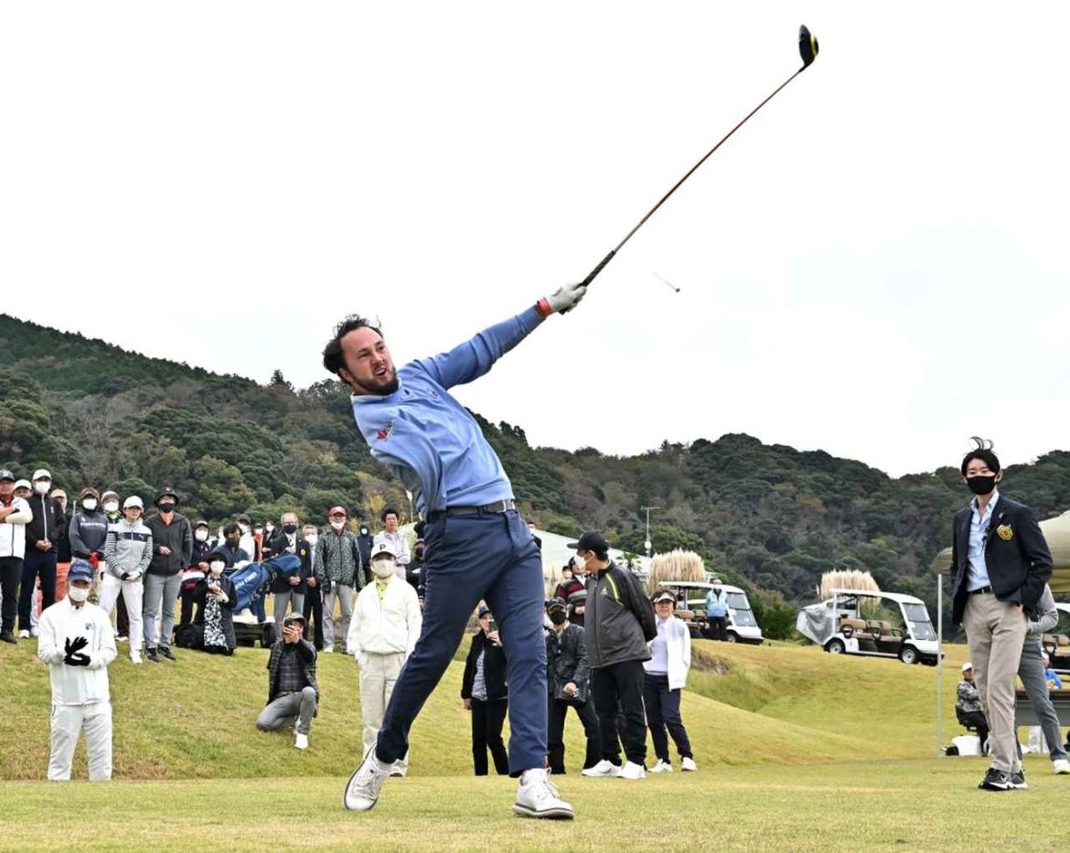 Alex Fourie, a one-armed PGA player, is raising funds to support youngsters in the Ukrainian orphanage where he grew up. Alex Fourie, a one-armed PGA player, swinging golf club.